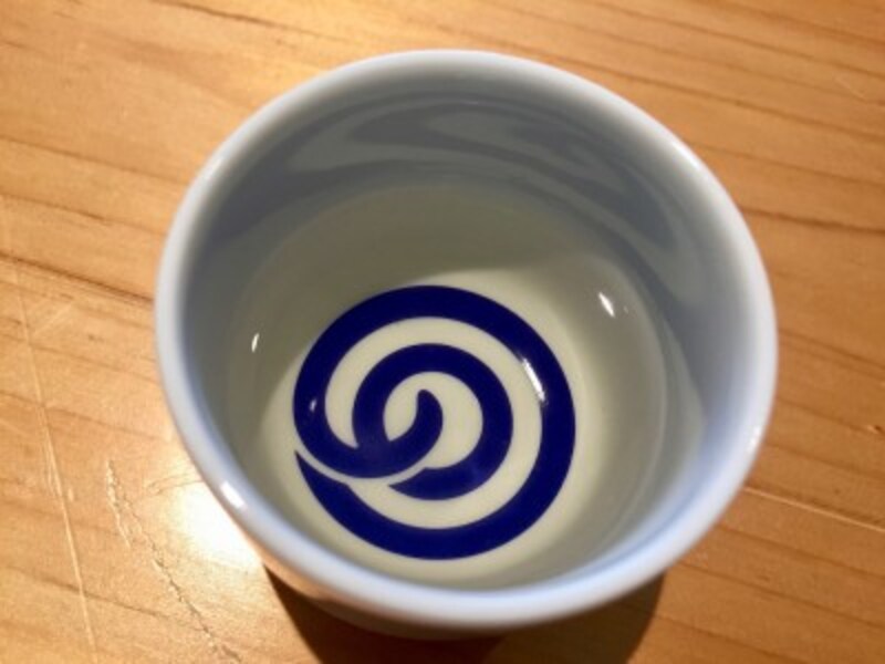 蛇の目に似た農口尚彦研究所のロゴ入りのおちょこ