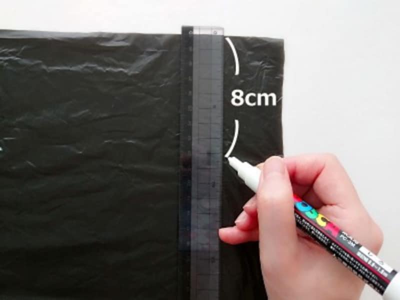 ハロウィンマント手作り・作り方…上部から8センチ測ってペンで印をつけていく