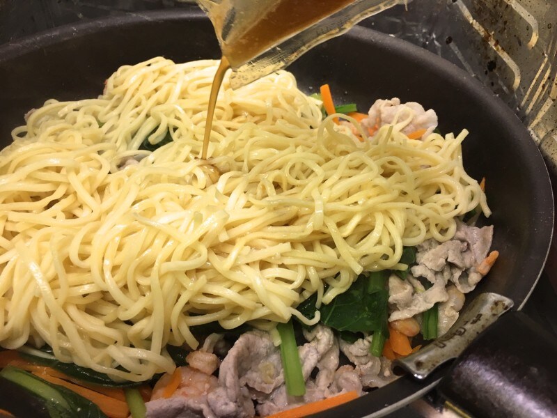 味付けは、添付のソースを入れるだけ。子どもでもできそう!