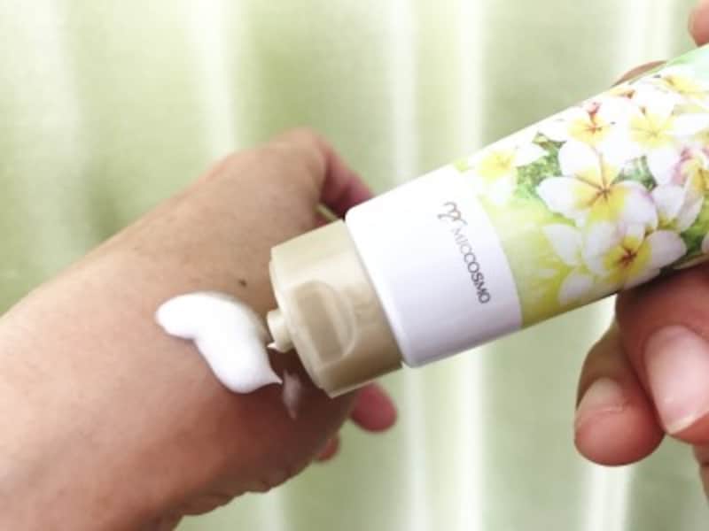 クリームと手の写真