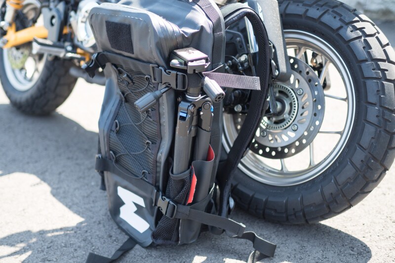 バッグ左右には三脚などを入れられるポケットがついている