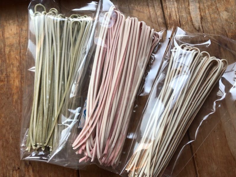 うどんと蕎麦の合体麺。味は元祖、梅、お茶の3種類。