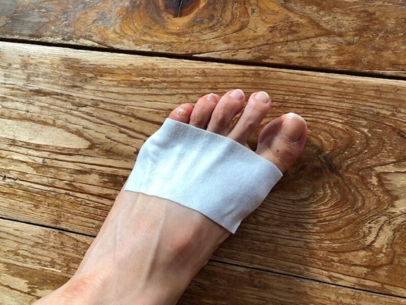 足の先や手首など冷えが気になる部分に貼ると、じわ～と温かくなる。