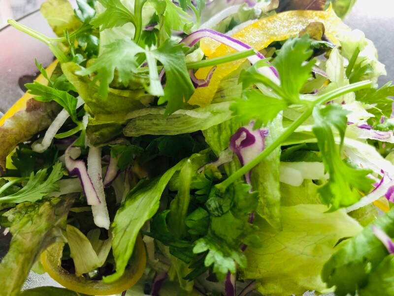 袋から出すと、野菜がシュッとして元気。パクチーの香りがすごい。