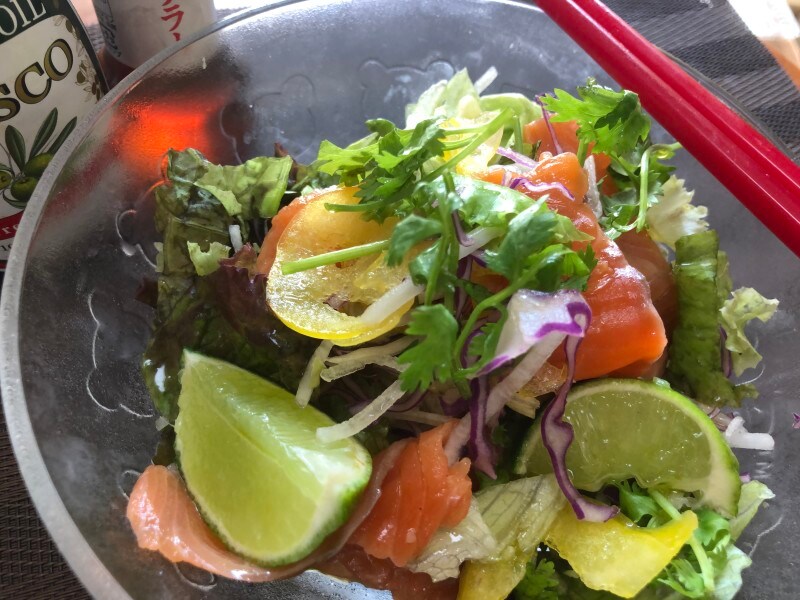 スモークサーモンを乗せるだけで１品に。ナンプラーをひと回しすると、ぐっと本格的に。