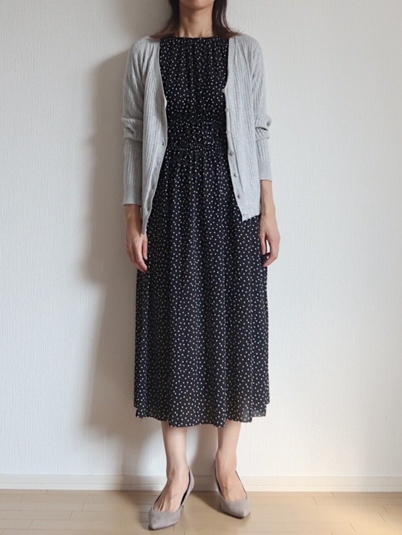 カーデを羽織ると落ち着いた雰囲気になり、オフィスにも