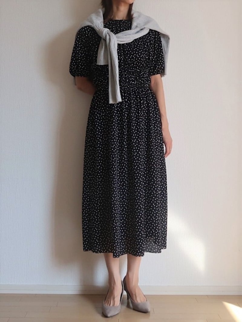 肩にカーデを巻くだけでも雰囲気が変えられます