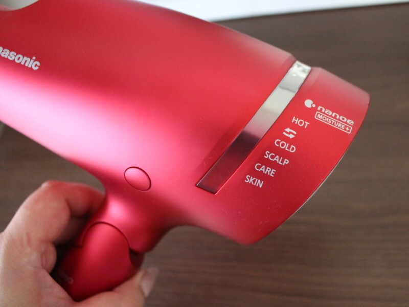 多彩なモードで、髪をツヤツヤにセットしたり、毛先に潤いを与えたり、お肌のケアにも対応します