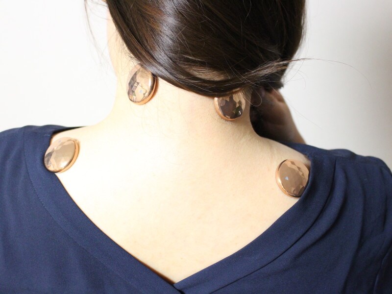 コリが気になる首筋や肩に貼ることが多いですが、痛みを感じるときは背中や腰に貼ることも