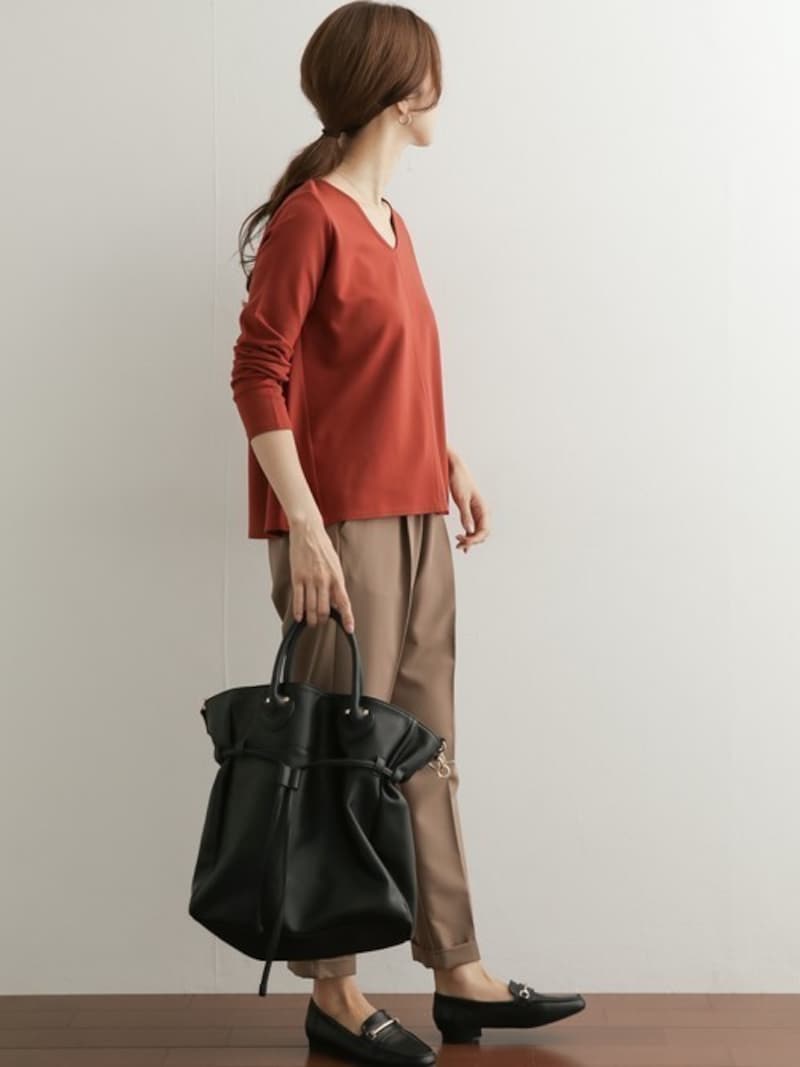 レンガ色のニットは足首を出して抜け感を　出典：WEAR