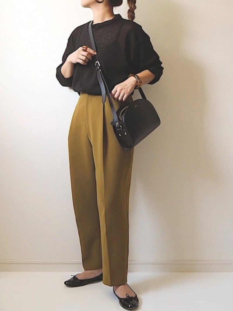 重たくなりがちな黒＆秋色コーデはウエストインや足首見せでメリハリをつけて　出典：WEAR