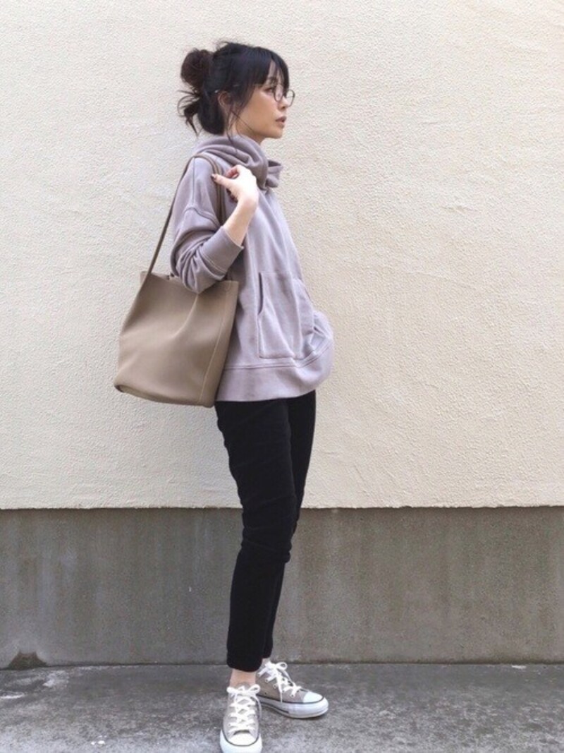 バッグやアクセサリー、全身のバランスでラフにならないよう調整　出典：WEAR