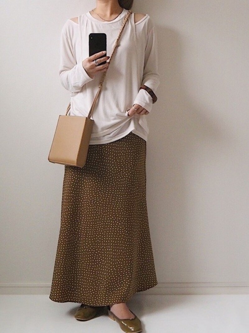 ほぼ無地に見えるような柄スカートは着回し度も抜群　出典：WEAR