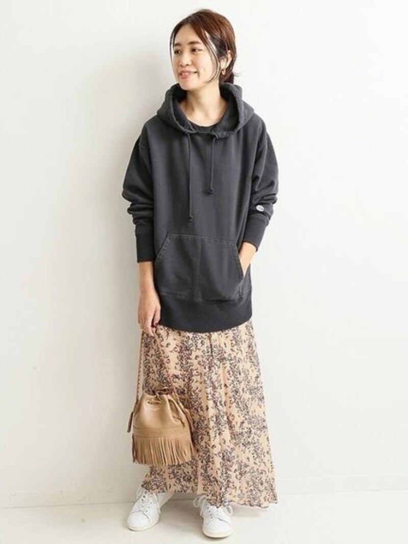 ビッグサイズのパーカーと合わせると、ゆるさが大人可愛い着こなしに　出典：WEAR