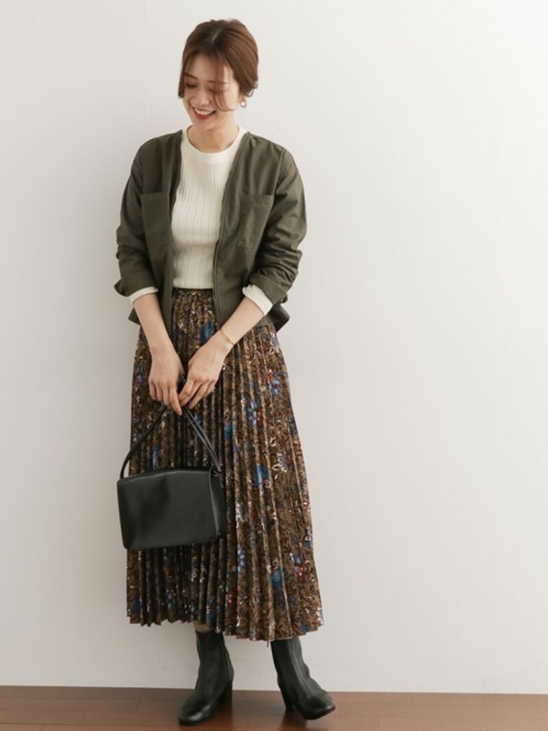 控えめな柄をプリーツで仕上げたスカートも人気　出典：WEAR
