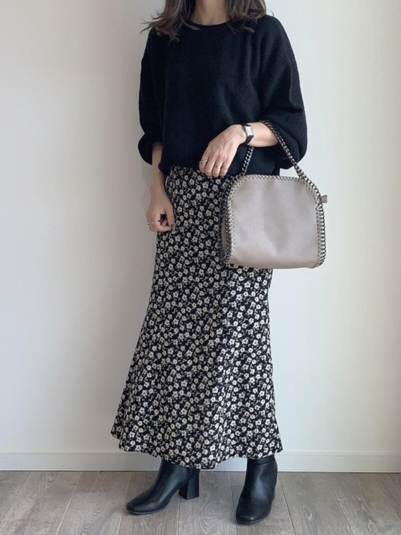 一番人気は着回しの効くブラックベースの花柄スカート　出典：WEAR