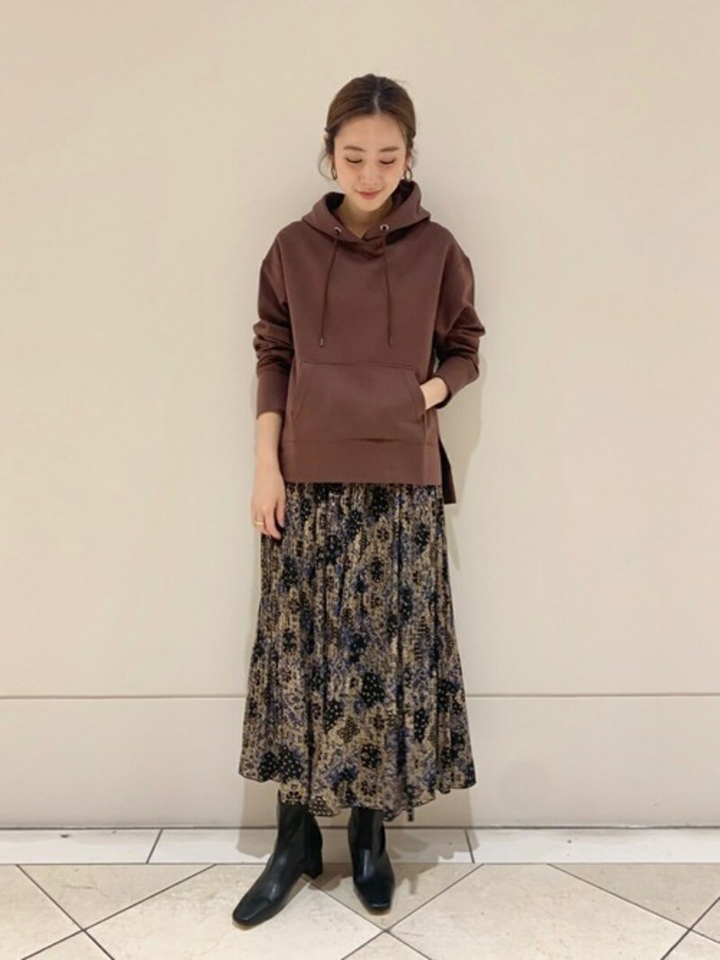 コンパクトなブラウンのパーカなら大人っぽく着られる　出典：WEAR