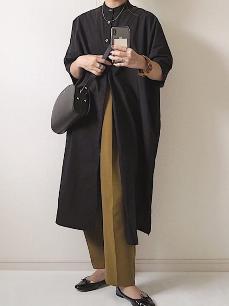 ロング丈のシャツは前を開いてパンツに合わせても新鮮でおしゃれ 出典:WEAR