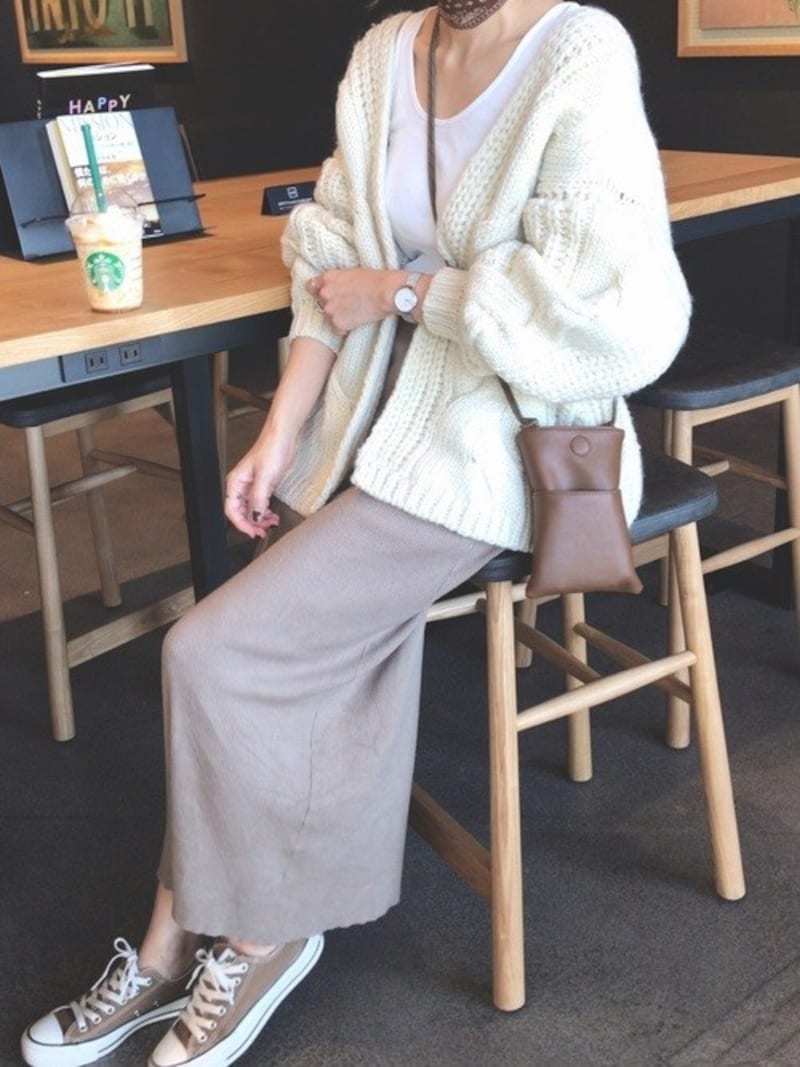 ニットカーディガンのインナーに無印良品のタンクトップを合わせて 出典:WEAR