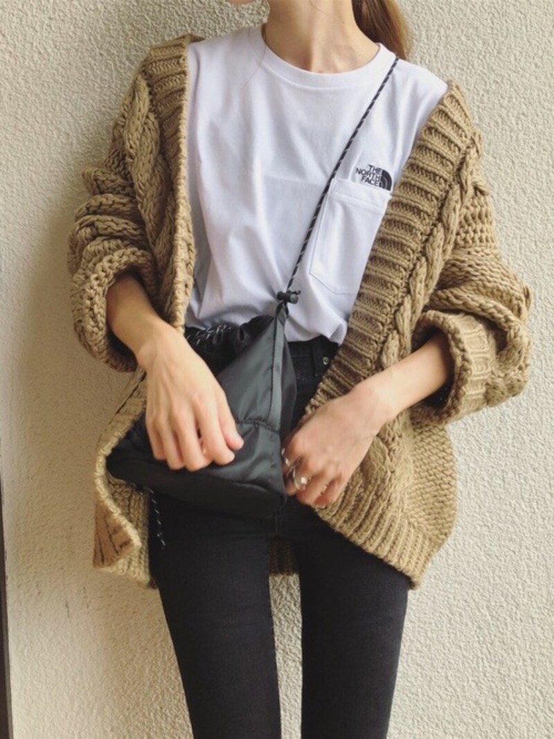 アクティブドローストリングバッグのアウトドア感＆ニットのコンビが可愛い　出典：WEAR