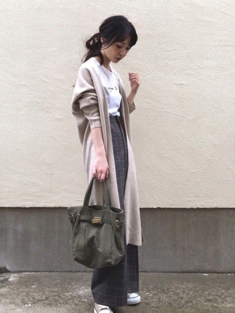 ワイドパンツで腰高に見せつつ、ロングガウンでさらにスラッと見せて　出典：WEAR