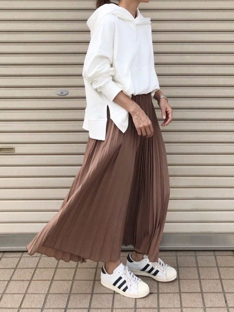 白スニーカーで長め丈スカートに抜け感を　出典：WEAR