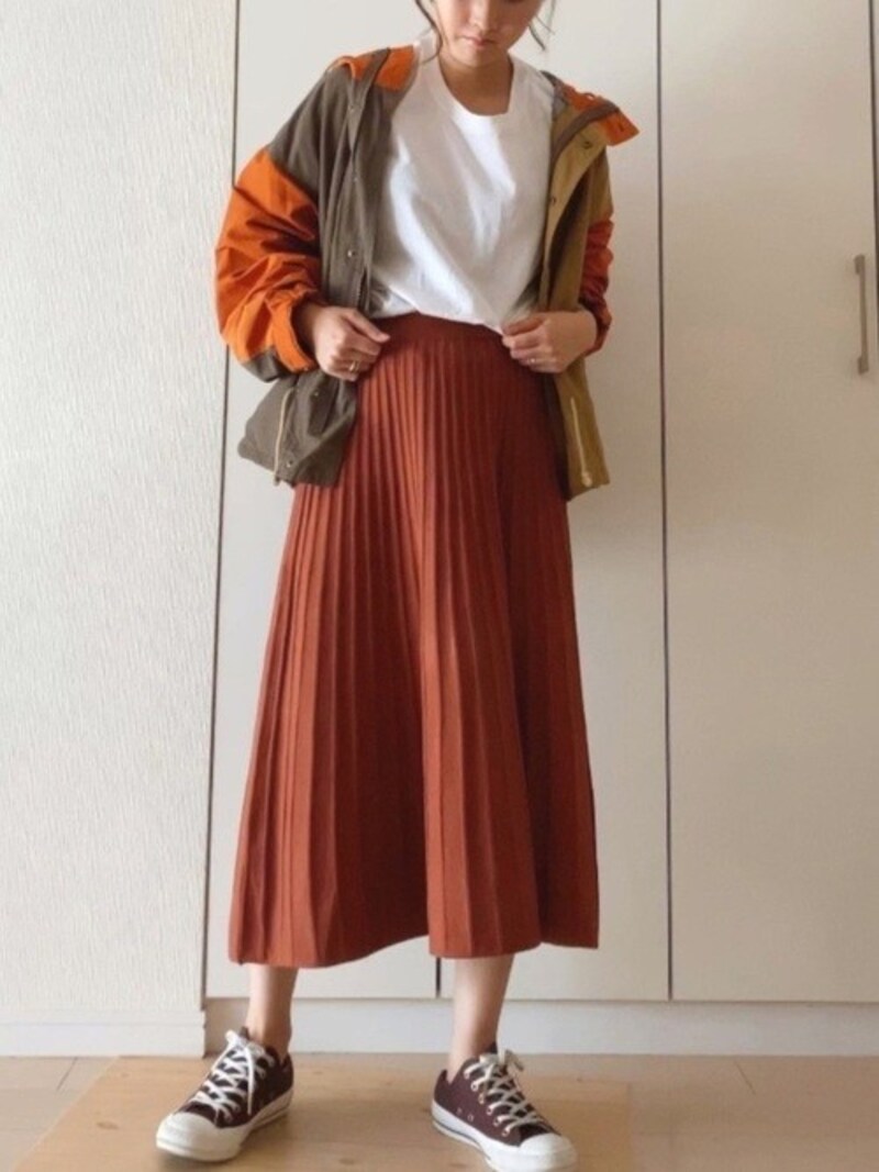 スカートとスニーカーの色を合わせるのもおすすめ　出典：WEAR