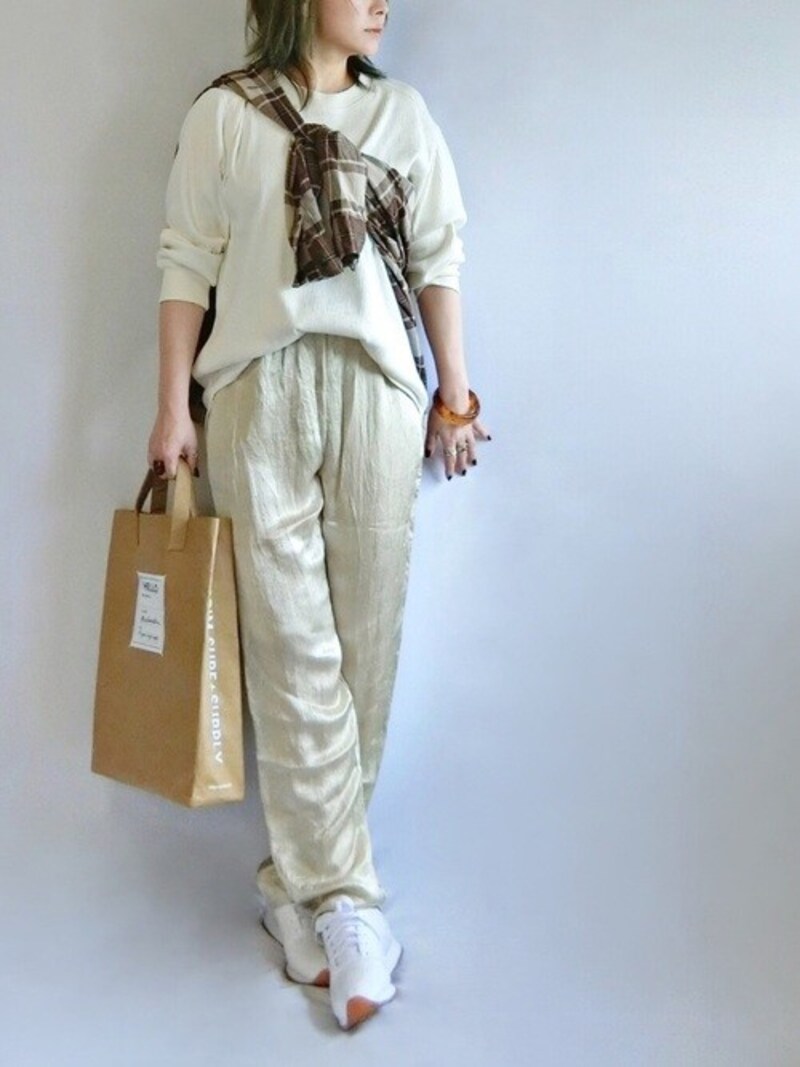 よく履くボトムスを同じ色のスニーカーをそろえておくのも手　出典：WEAR