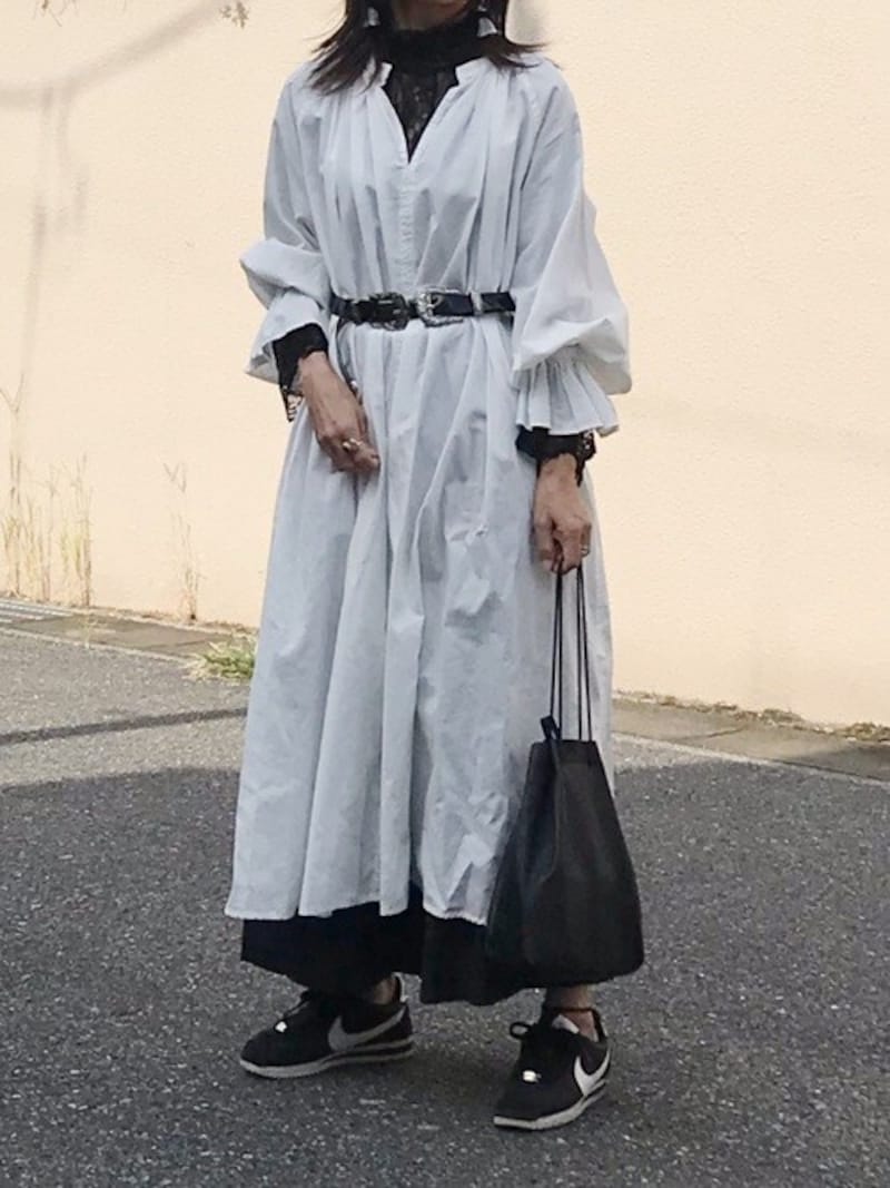 ボリューミーなワンピースも黒スニーカーで大人にキマる　出典：WEAR