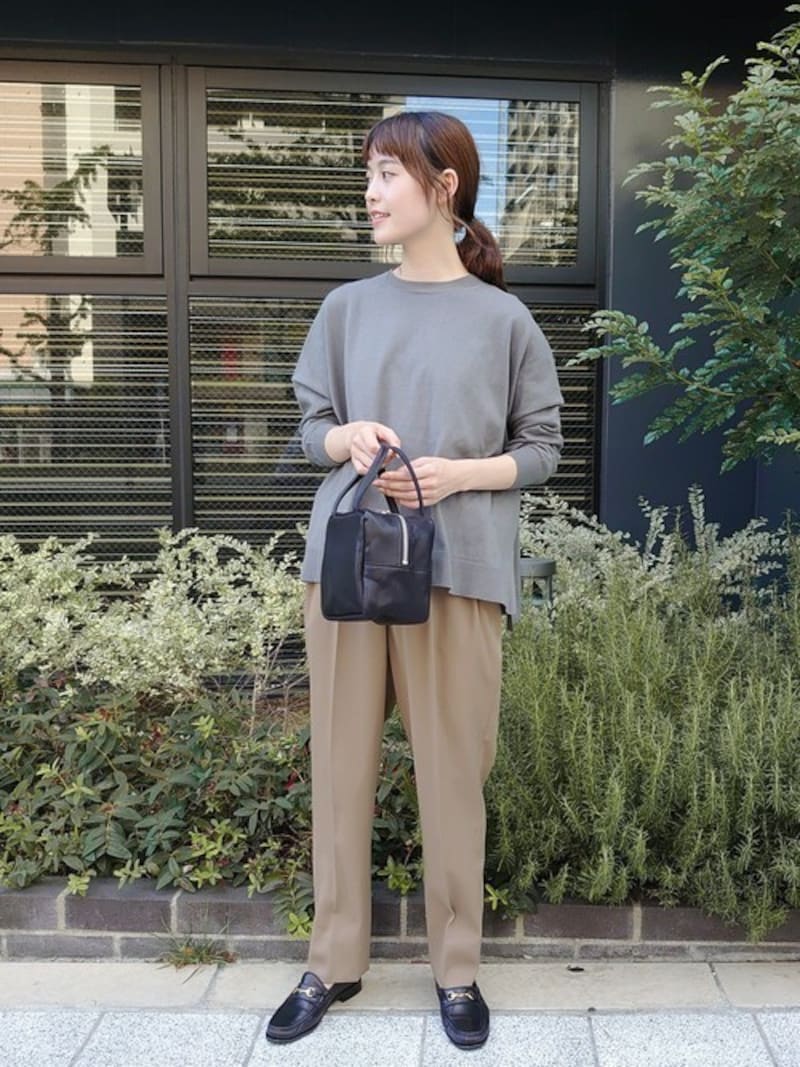 色使いはシックでもセンタープレスのパンツがおしゃれ度を上げてくれます　出典：WEAR