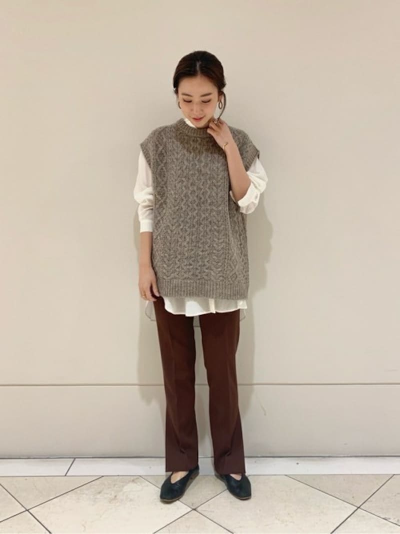 ニットのセーターやベストなどふんわりしたトップスを辛口に締めてくれるセンタープレスパンツ　出典：WEAR