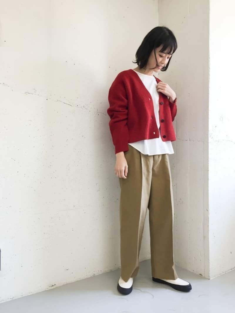 ほっこりしがちなクルーネックカーディガンをスタイリッシュに　出典：WEAR