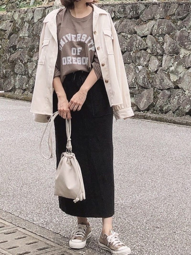 オフホワイトのコーデュロイアウターはかなり着回しの効くアイテム　出典：WEAR