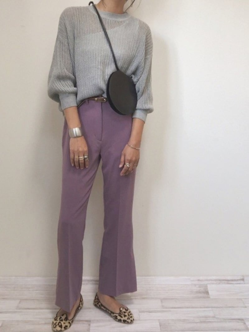 センタープレス＆くすみパープルで秋に活躍間違いなしのパンツ　出典：WEAR