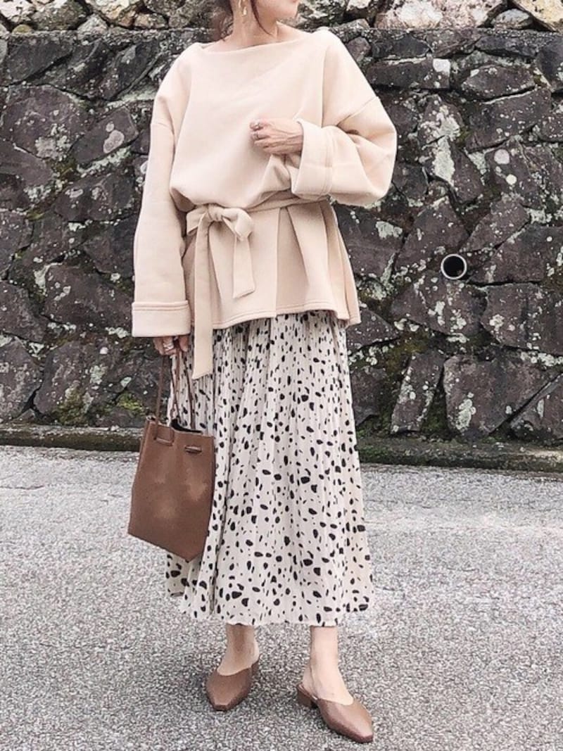 細かい柄のスカートなら大人っぽく着やすいのでおすすめ　出典：WEAR