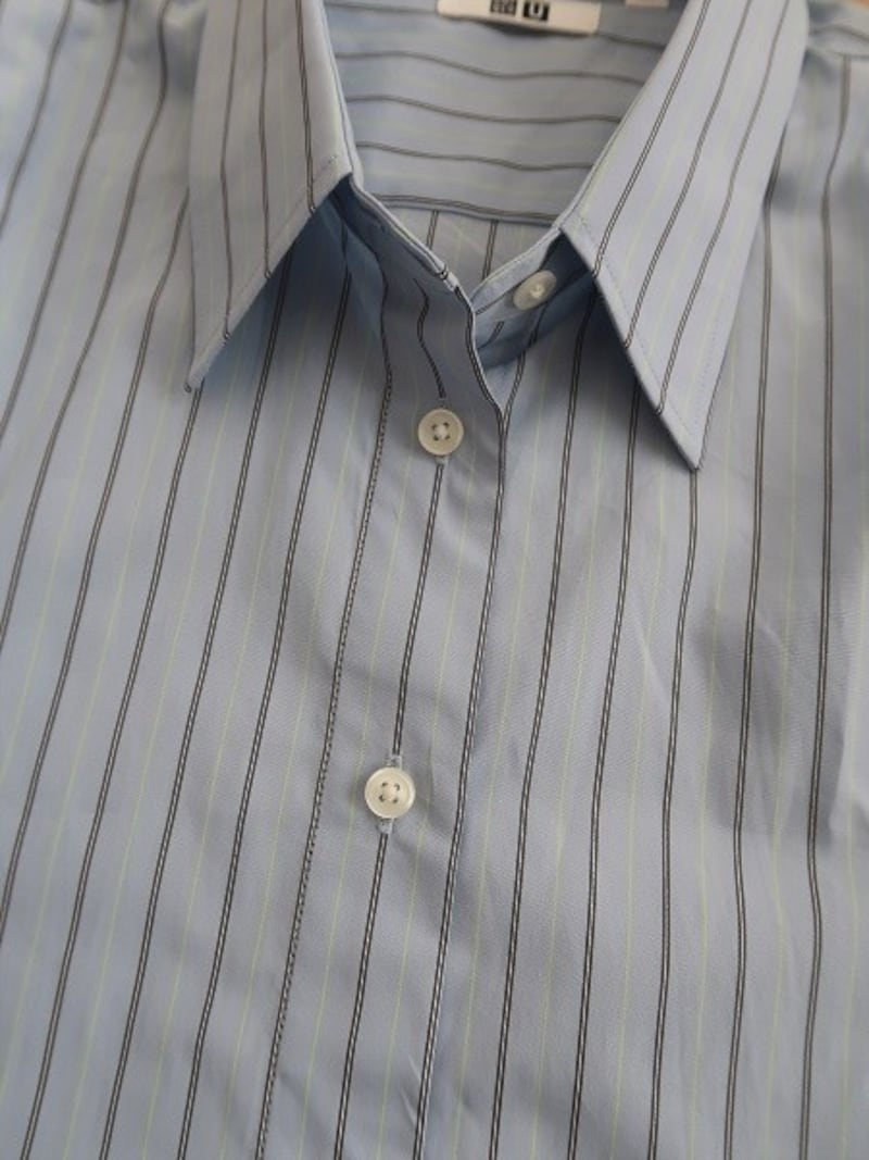 淡いブルーをベースに、ライムグリーンと白、黒の細ストライプがポイント