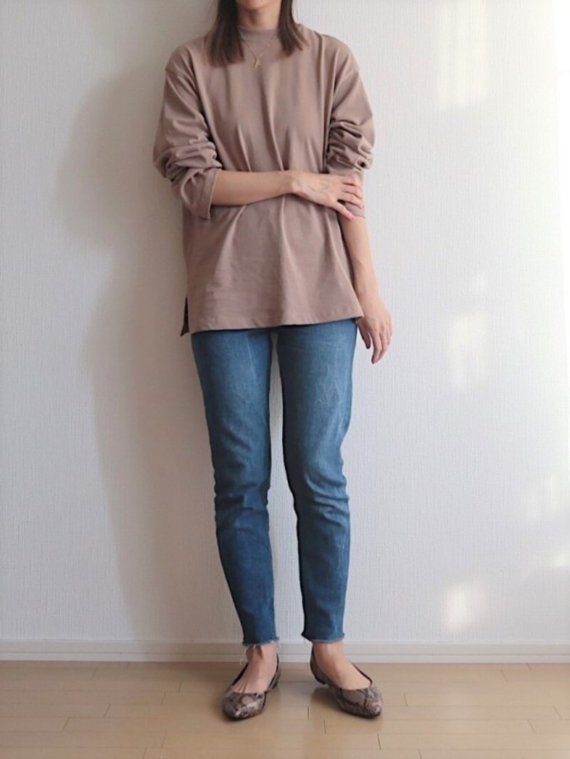 シンプルなカジュアルコーデもパイソン柄ならコーデが引き締まる