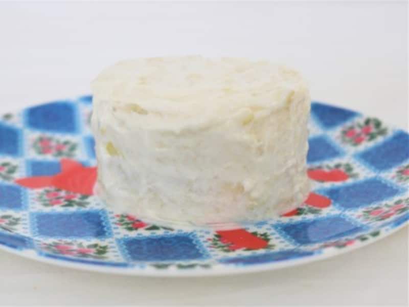 蒸しケーキを2段重ねケーキ全体に赤ちゃん用ヨーグルトを塗ります。