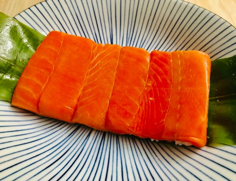 小ぶりな握りが6貫。女性ひとりでもちょうど良いサイズ感。