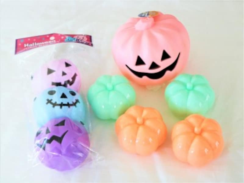 ジャックオーランタンもパステルカラーなら可愛く飾れます。