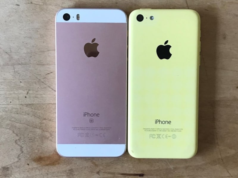 スマホはフル充電しておきましょう。古いスマホも充電しておけば、懐中電灯がわりになります