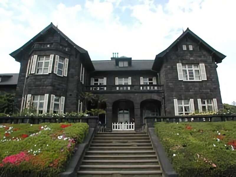 英国風の外観の旧古河邸