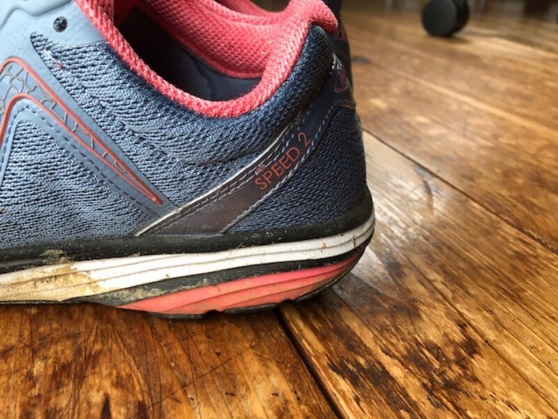 かかとあたりも比較的柔らかい。歩く時にはかかとから地面につくようにする。