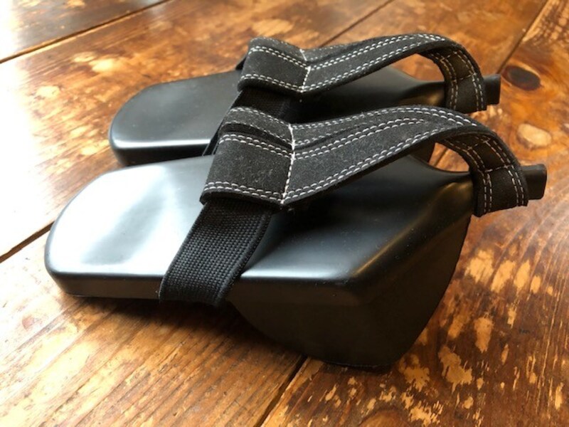 独特の形をしていて、最初はとても歩きにくい。