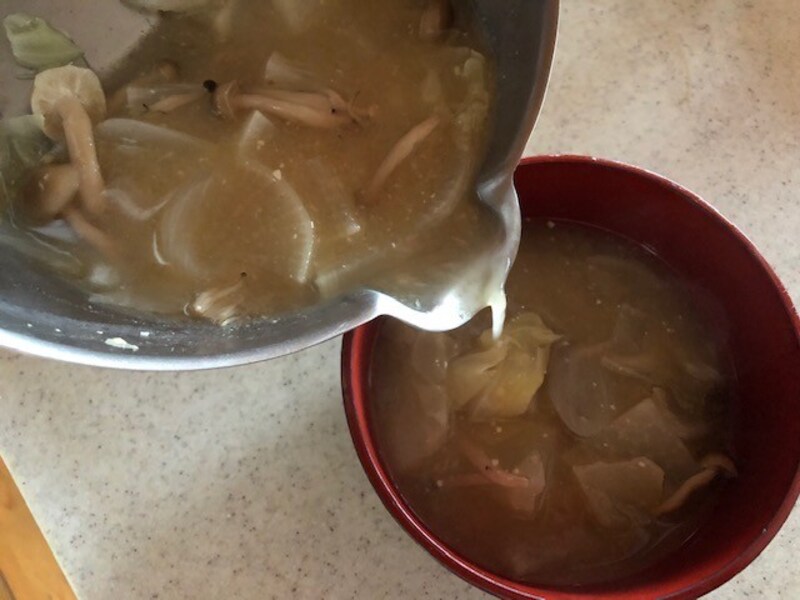 注ぎ口が大きいので、横から具材が出ることもないし、汁もこぼれない。