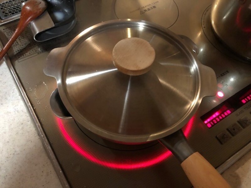 蓋もジャストフィット。蒸気を逃すために、蓋をずらすと吹きこぼれを防げる。