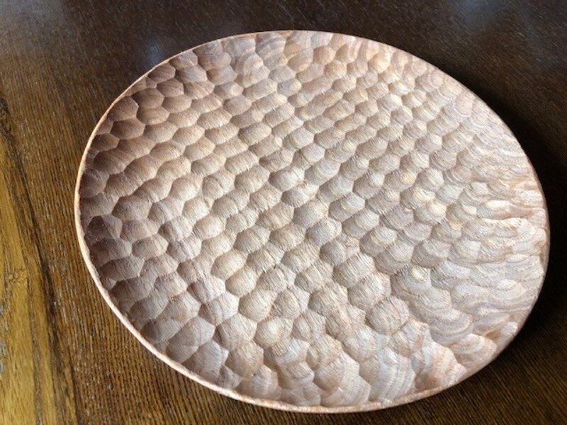 パン屑くらいなら、トントンと叩いて落とすだけ