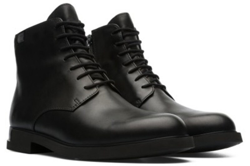 シンプルななかにちらっと個性が光る「カンペール」のブーツ