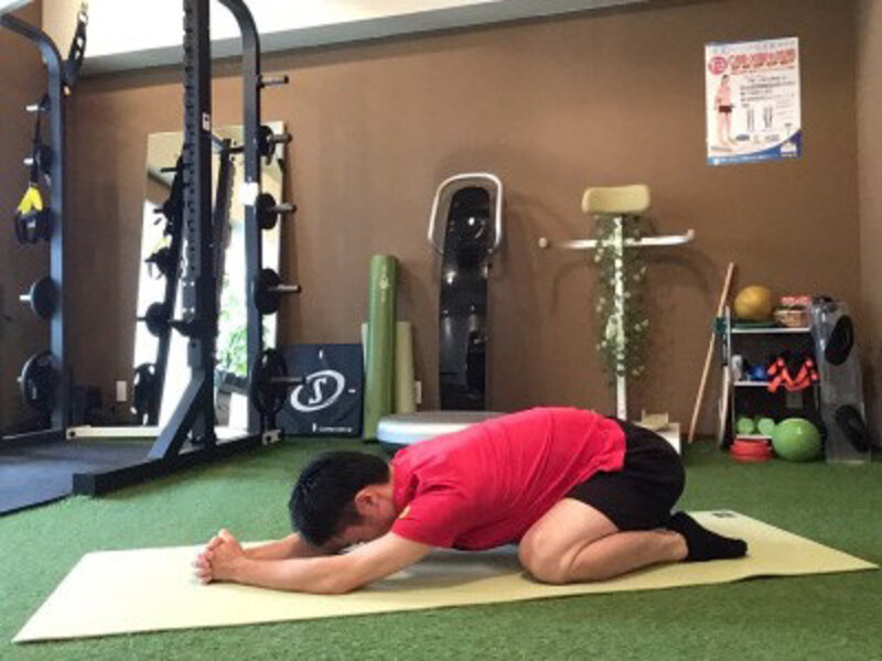 肘を固定したままカラダを後ろに引く