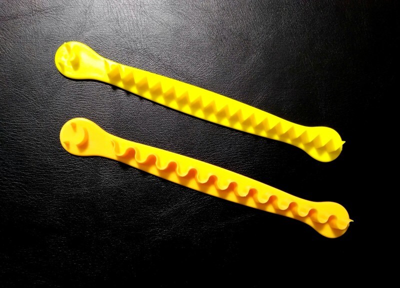 しっかり固めにゆでた卵の方が、転がしてカットしやすいです